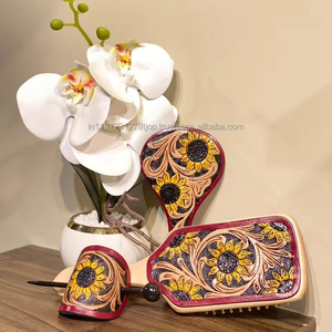 Ensemble de coiffeuse 3 pièces en bambou tournesol en cuir usiné de créateur Accessoires pour cheveux de qualité supérieure Ensemble brosse à cheveux miroir à main et bâtonnets à cheveux - Product Image 3