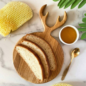 Tabla de charcutería de madera natural con tema navideño, tabla de servir de plato de madera más vendida con asa - Product Image 1