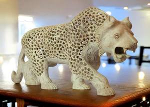 Statue de lion décorative en pierre savonneuse |   Sculpture d'animaux artisanale |   Sculpture en pierre d'extérieur de qualité export | Statue de lion - Product Image 1