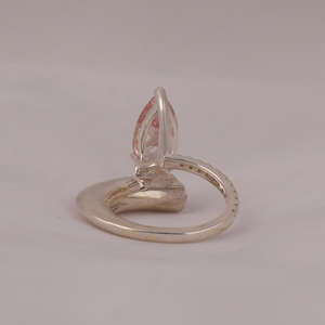 Bague de fiançailles en or massif 14KT avec sertissage de lunette certifié IGI en diamant de laboratoire taillé en poire rose de style tendance - Product Image 3