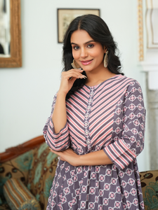 Kurta Anarkali en coton imprimé floral rose, tissu doux et confortable, tenue ethnique élégante, style traditionnel indien. - Product Image 2