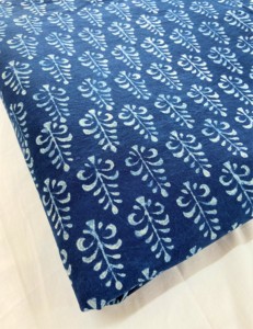 Tela de algodón hecha a mano India natural 100%, bloque de mano índigo tradicional impreso con diseño Floral hecho a mano en la India - Product Image 1