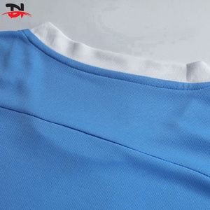 Conjunto de camiseta de fútbol de manga corta con cuello redondo hecho a medida, ropa deportiva de entrenamiento MOQ bajo con nombre personalizado, uniformes de fútbol - Product Image 4