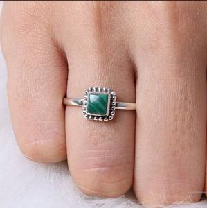 Vente en gros de bagues de designer élégantes en argent sterling 925 avec cabochon en malachite et pierres précieuses serti de diamants Anniversaire classique - Product Image 6