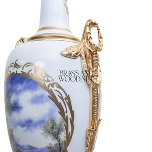 Vase décoratif en porcelaine de style antique et laiton doré avec paysage peint à la main et base ornée - Product Image 5