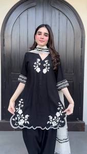 Traje Farsi Salwar de diseñador moderno, conjunto de tres piezas más de tendencia con telas de trabajo bordadas y creapé francés interior - Product Image 3