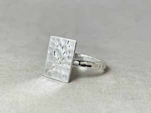 Anillo de Plata de Ley 925 de Alta Calidad con Forma de Cojín Martillado, Diseño Simple, Joyería Fina Hecha a Mano para Mujer, Precio al por Mayor - Product Image 3