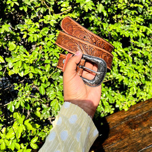 เข็มขัดหนังแท้ Gaucho Premium Classic แบบเต็มเม็ด ลายแกะสลักสไตล์ตะวันตก พร้อมดีไซน์งานฝีมือและหัวเข็มขัดทองเหลือง สำหรับใช้งานลำลอง - Product Image 3