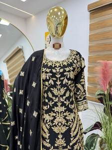 Ensemble haut et bas en tissu de soie jacquard de créateur de mode pakistanaise pour les mariées, spécial fête Karva Chauth, avec travail de dentelle et dupatta - Product Image 2