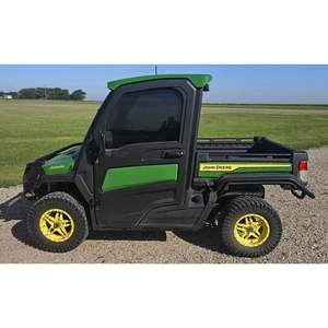 John Deeree XUV835R Veicolo Utilitario Crossover ad Alte Prestazioni con Motore Potente e Affidabile Capacità Fuoristrada - Product Image 1