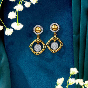 Boucles d'oreilles pendantes en or 18 carats plaqué or avec émeraude et accent de perle pour femme, cadeau de mariage - Product Image 1