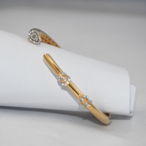 Bracelet manchette ouvrable pour femme en or 14 carats avec diamants |   Diamants de taille brillant cultivés en laboratoire |   Vêtements élégants pour tous les jours certifiés IGI - Product Image 2