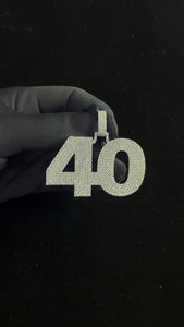 Pendentif de luxe en acier inoxydable style halo avec diamants Moissanite et pierres latérales, finition rhodiée, cadeau unisexe, fournisseur indien - Product Image 2