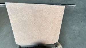 Losa flameado de granito de arena de marfil a un precio económico, diseños intrincados, azulejo de piedra natural pulido para proyectos Premium, losa grande - Product Image 2