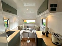 Remolque de caravana de aluminio verde y blanco con cama, estructura de cartucho para viajes al aire libre
