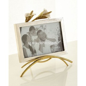 Cadre photo en métal moderne en aluminium élégant avec un design minimaliste et poli parfait pour présenter des photos de voyage ou de famille - Product Image 2