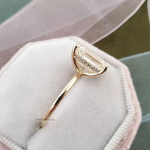 Solitario de moissanita de corte esmeralda de 2,25 quilates en plata de ley 925 con halo oculto y estilo de promesa minimalista - Product Image 2