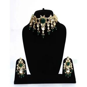 ชุดสร้อยคอสีเขียวสำหรับผู้หญิงพร้อมต่างหูตัดลูกแพร์และ Maang Tikka - Product Image 1
