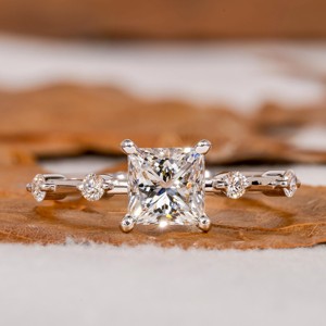 Anillo de compromiso de diamante cultivado en laboratorio de corte princesa de diseñador para una vida de amor Anillo de Bodas de diamantes pavé de distancia de corte redondo - Product Image 1