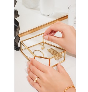 Boîte à bijoux de luxe en verre couleur or design carré moderne et époustouflant pour exposer vos bijoux les plus précieux - Product Image 1