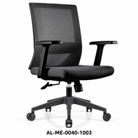 Chaise de bureau moderne noire à dossier en maille avec siège rembourré et accoudoirs en T sur base à cinq étoiles pour les espaces de travail des employés