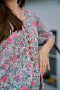 Vestido Hanne Estampado a Mano, Estilo Bohemio, Largo hasta la Pantorrilla, Floral, Gris Rosado, Informal, Ocasional, Hecho a Mano, Moda Ética, con Paneles - Product Image 4