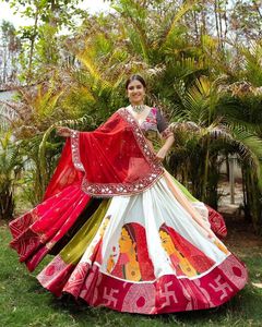 Heavy Designer Muselina Algodón Impreso digital y trabajo de bordado de espejo real Lehenga Choli y trabajo de encaje Dupatta Listo para usar - Product Image 4