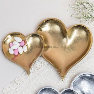 Charmants plateaux de service en forme de coeur en or avec un design unique parfait pour les friandises et les paramètres de table romantiques - Product Image 1