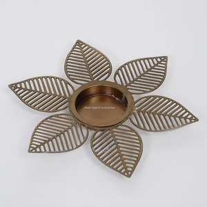 Bougeoir à thé doré en laiton de haute qualité avec conception de fleurs pour la décoration de Noël et de Diwali - Product Image 6