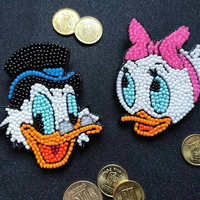 Broche en forme d'oiseau colibri brodée à la main avec des paillettes, des perles arc-en-ciel et des cristaux - Personnalisée pour un mariage élégant
