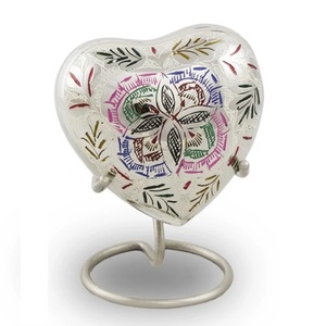 Urna de corazón blanco hermosa mariposa grabada esmalte blanco acabado con soporte urna de corazón disponible a precios razonables urna de corazón - Product Image 3