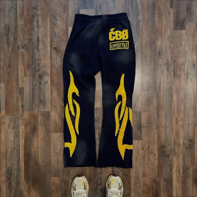 Amarillo Flare + Negro Sweatpants