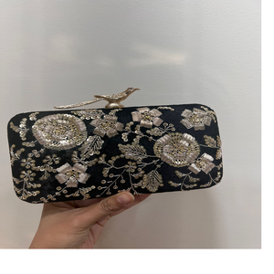 Bolsos de Noche Bordados a Mano con Base Negra, Cierre de Botón, Diseño de Piedras, Hechos a Medida para Diseñadores de Moda y Tiendas - Product Image 1