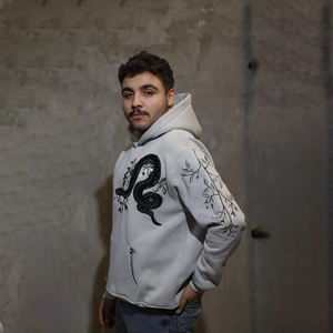 Sudadera con Capucha Gris de Alta Calidad, Diseño Personalizado, Bordado de Serpiente Unisex, Ropa Urbana para Hombre - Product Image 1
