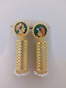 Conjunto de pendientes Raga Royal Jali, esmalte de aleación en tono dorado, perlas de imitación pintadas a mano en latón pesado, producto a granel, diseño personalizado - Product Image 4