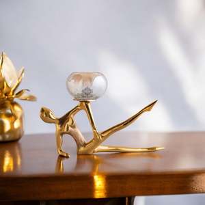 Porte-bougie en or de style indien, design féminin, élégant accessoire de décoration pour la maison, idéal pour centre de table - Product Image 1