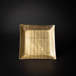 Elegante bandeja de servicio cuadrada dorada con patrón texturizado y Diseño Contemporáneo, perfecta para una decoración elegante y entretenida para el hogar - Product Image 2