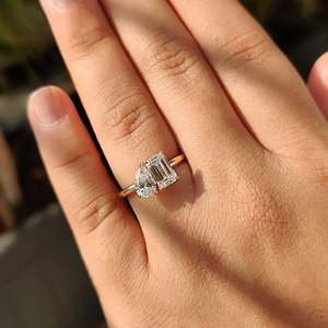แหวนหมั้นเพชรทรงหยดน้ำและมรกตแบบ Toi Et Moi - Product Image 3