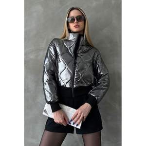 เสื้อโค้ทผู้หญิงแบบมันเงา แต่งลายควิลท์ ขายส่ง เพิ่มสไตล์และความสง่างามให้กับทุกชุด - Product Image 2