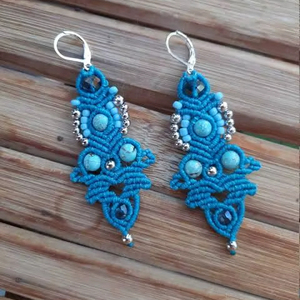 Conjunto de Collar y Pendientes de Macramé Vintage Hechos a Mano con Cuentas de Turquesa, Diseño Om Unisex para Bodas - Product Image 1