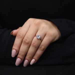 Anillo de Compromiso Solitario con Diamante de Laboratorio de Corte Redondo Clásico - Colección de Diamantes Elegantes - Product Image 4