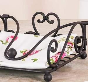 Porte-serviettes en fer forgé noir, ce qui en fait un excellent ajout à votre décor de cuisine ou de salle à manger. - Product Image 5