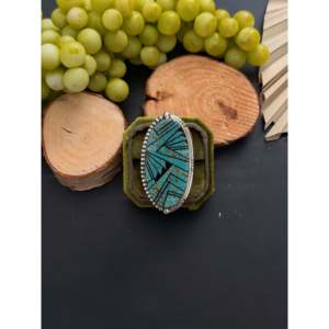 Anillo de Turquesa Hecho a Mano por Artesanos Navajo con Incrustaciones de Múltiples Piedras y Plata de Ley, Talla 10, para Regalo, Joyería con Engaste Invisible - Product Image 1