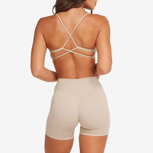 Ensemble de sport 2 pièces grande taille pour femme : soutien-gorge de sport rembourré et short de sport taille haute avec poches - Product Image 2