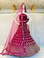 Zarna 16 Kali Net Lehenga avec broderies, pierres, miroirs, paillettes et grande évasement pour mariages et événements festifs