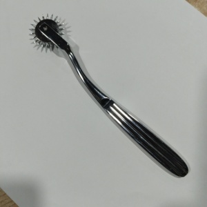 Kit d'instruments de diagnostic neurologique Wartenberg : rouleau réflexe, roue à aiguilles, marteau de percussion cutanée, certifié CE - Product Image 1