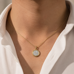 Colgante de oro amarillo de 18 quilates con diamante cultivado en laboratorio certificado por IGI, talla baguette y engaste de bisel, para hombre. - Product Image 3