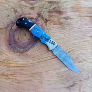 Cuchillo de bolsillo de acero damasco, cuchillos de caza de hoja plegable hechos a mano, el mejor regalo con piedra turquesa y mango de cuerno de toro - Product Image 2