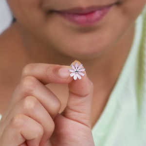 Pendientes de plata Blush Daisy Stud para niños Joyería infantil - Product Image 3