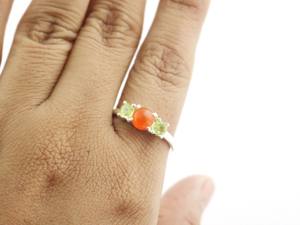 Anillo Apilable Delicado de Plata de Ley 925 con Peridoto y Piedra Preciosa de Cornalina Engastada en Puntas para Mujer - Product Image 5